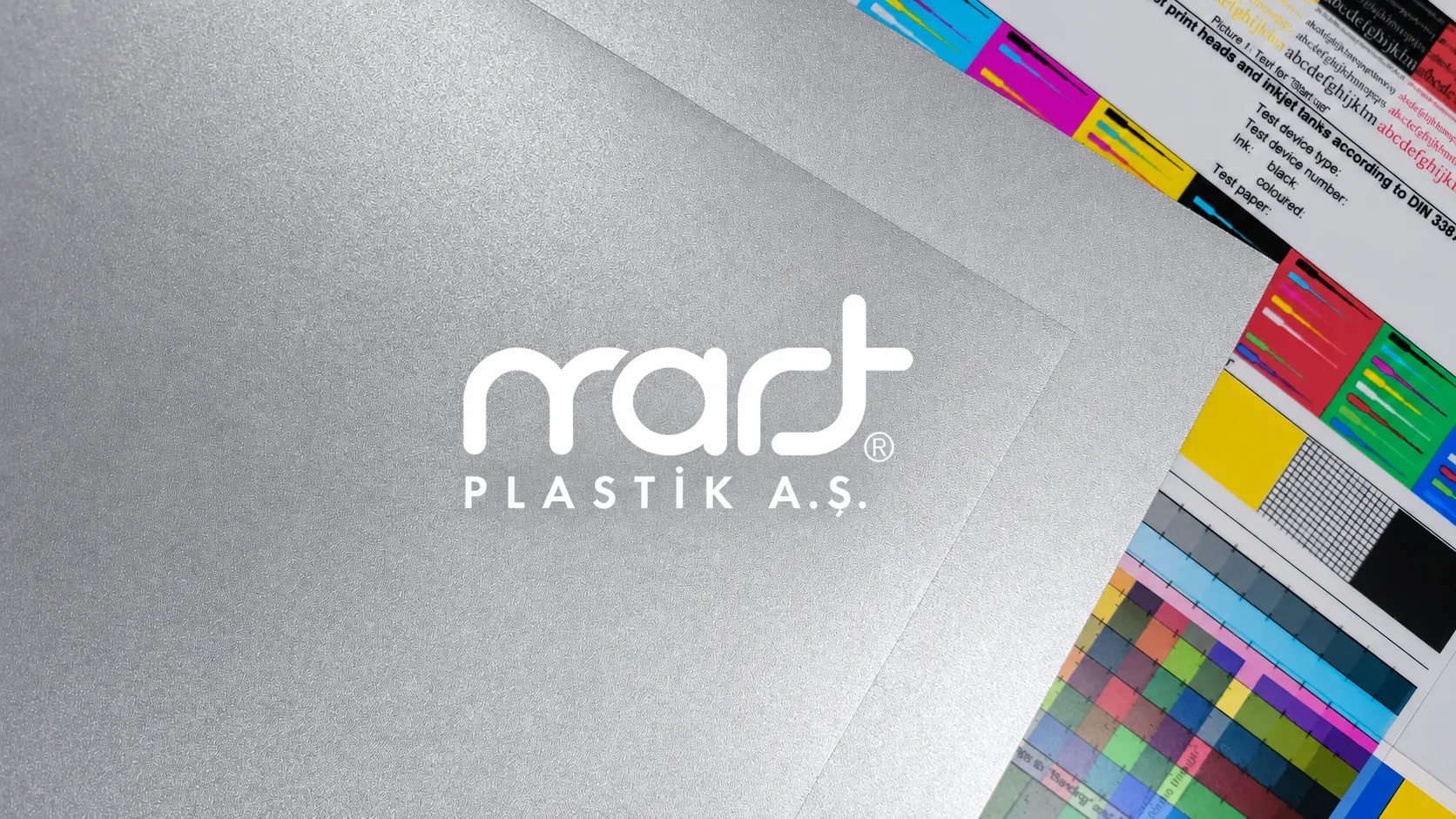 Gümüş (silver) INKJET PVC tabaka; köşesinde renkli inkjet baskı test şeridi