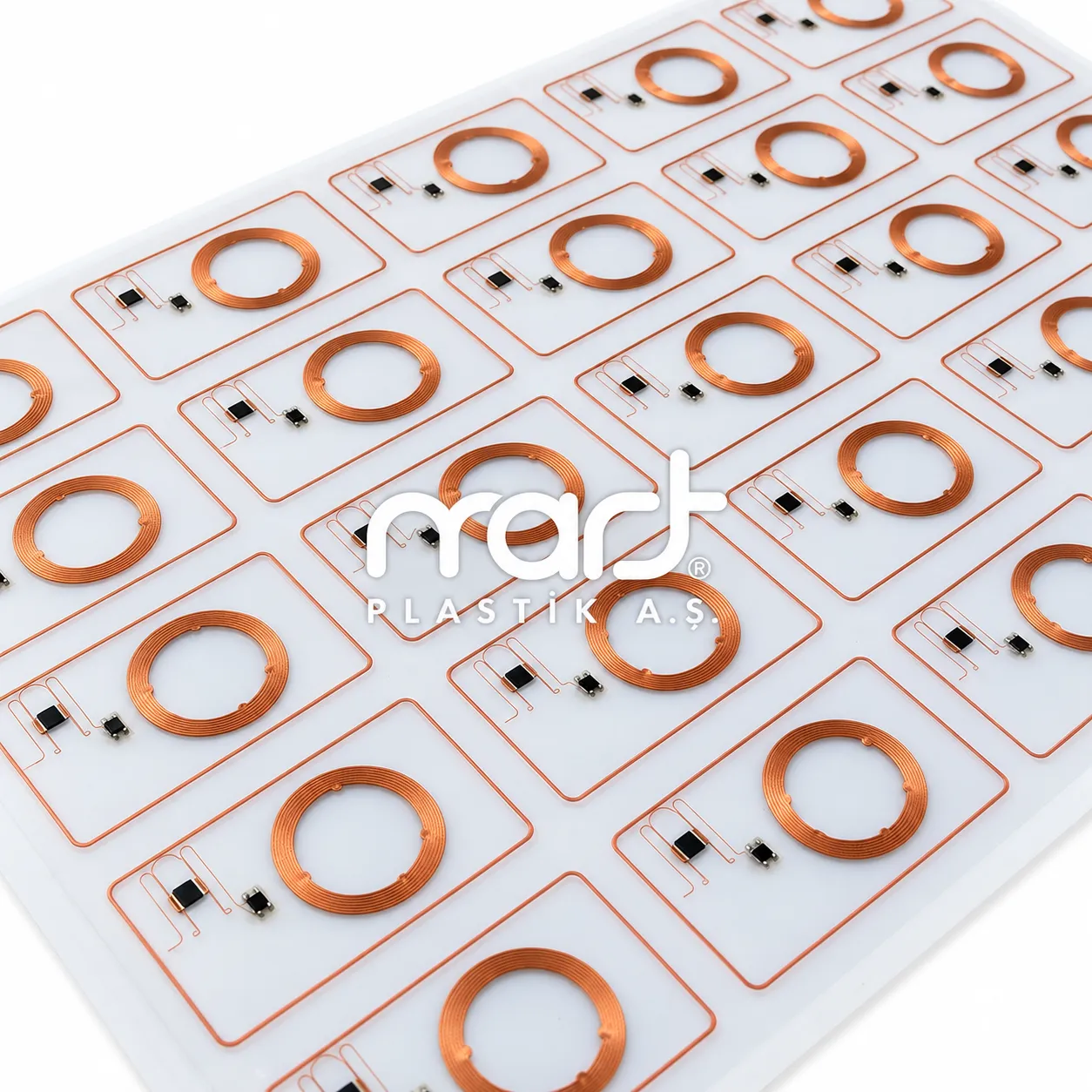 125 kHz RFID inlay tabakasındaki yuvarlak bakır anten sargıları ve çipler yakından